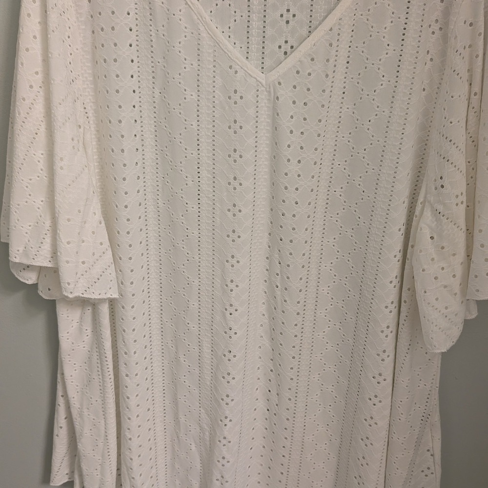 Chic White Eyelet V-Neck Top - Picture 2 of 4